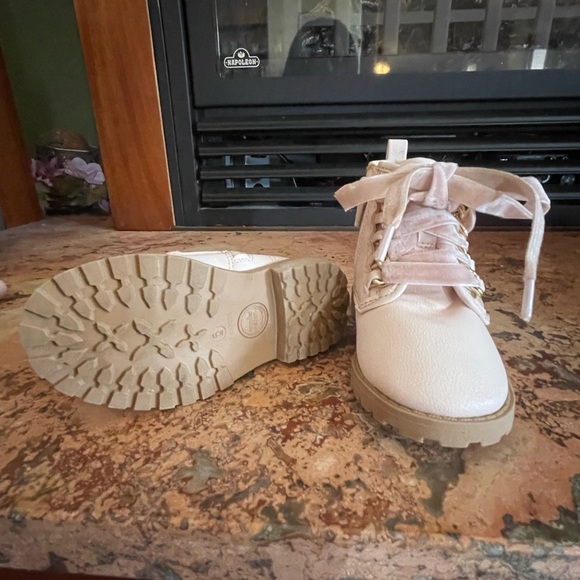 Wonder Nation Size 6 pink toddler water proof, winter boots - Picture 4 of 5